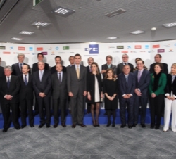 Fotografía de grupo de Sus Altezas Reales los Príncipes de Asturias con las autoridades asistentes y los patrocinadores del 75 aniversario de la Agenc